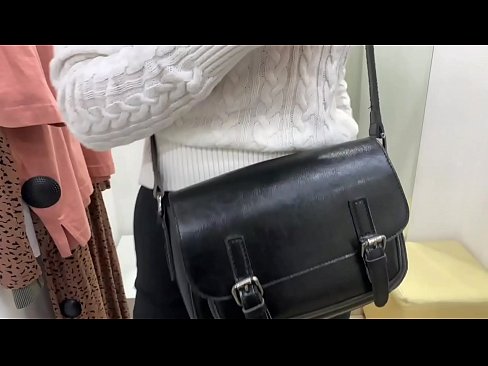 ❤️ Masturbazzjoni pubblika tal-kelba żagħżugħa FeralBerry b'dildo fil-kamra tal-armar Super porn f'mt.mysexgamer.ru ❌