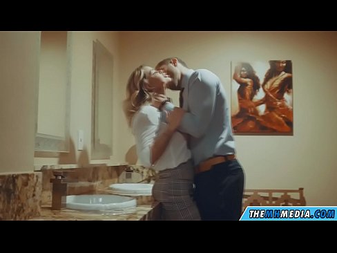 ❤️ Meta blonda busty seduces f'kamra tal-banju pubbliku Super porn f'mt.mysexgamer.ru ❌
